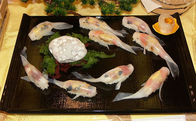 “Lác mắt” với những miếng sushi cá koi bơi trên đĩa đẹp đến ngỡ ngàng