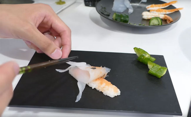 “lác mắt” với những miếng sushi cá koi bơi trên đĩa đẹp đến ngỡ ngàng