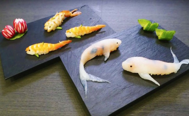 “lác mắt” với những miếng sushi cá koi bơi trên đĩa đẹp đến ngỡ ngàng