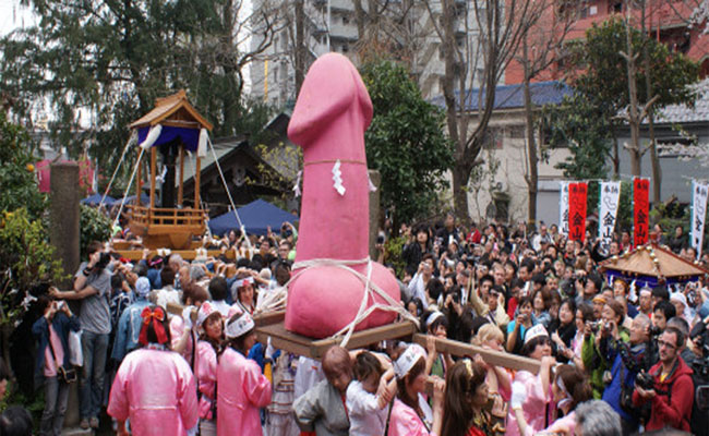 Hết “của quý” đến bầu ngực phụ nữ là biểu tượng được tôn thờ ở Nhật