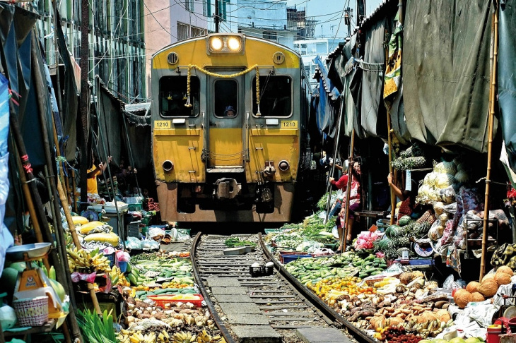 maeklong – khu chợ đường ray nổi tiếng tại thái lan