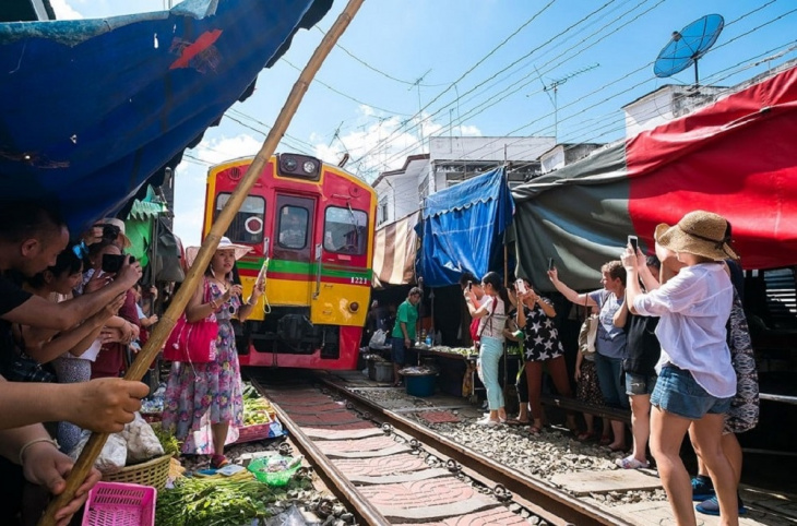 maeklong – khu chợ đường ray nổi tiếng tại thái lan
