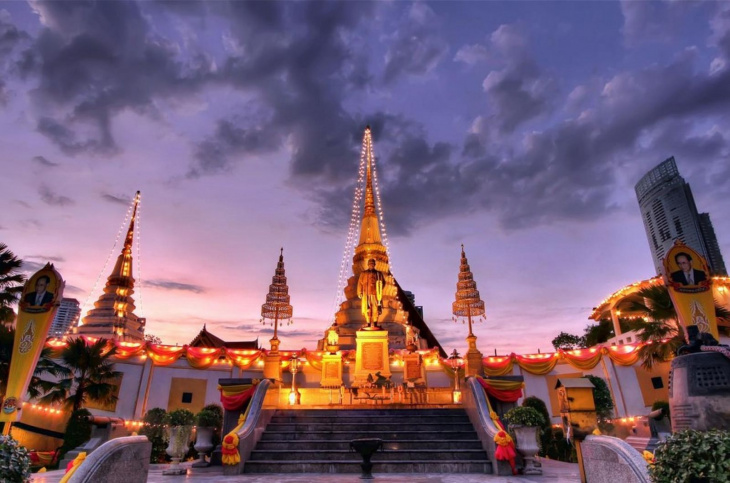 Viếng Chùa – Lễ Phật đầu Năm Tại Thái