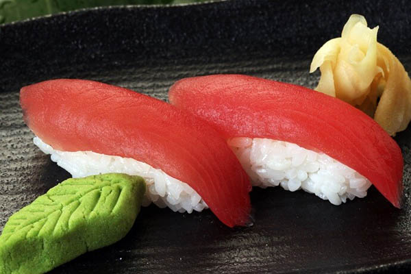 Sushi cá ngừ sống