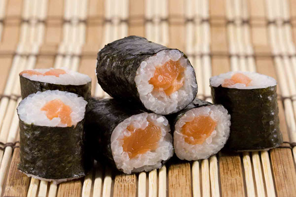 sushi cá hồi chín