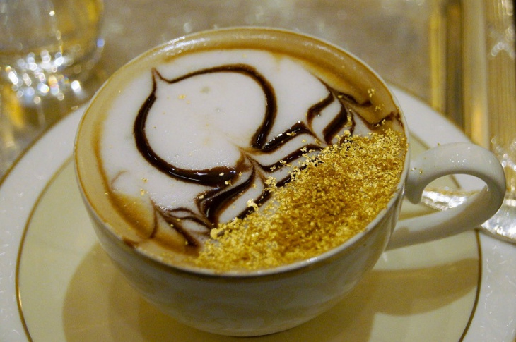 trải nghiệm uống cà phê phủ vàng cappuccino tại đất nước dubai xa hoa