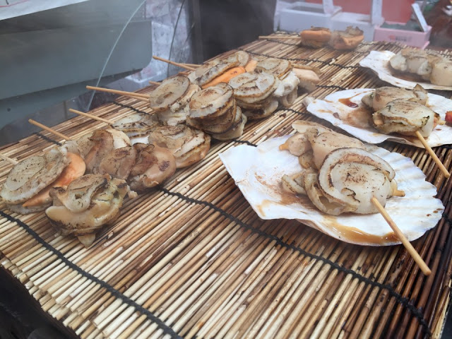 thưởng thức những món ăn ngon ở chợ ẩm thực kuromon khi đi tour nhật bản