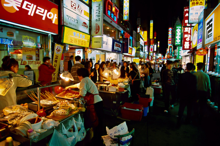 sự náo nhiệt về đêm của phố tapdong ở jeju