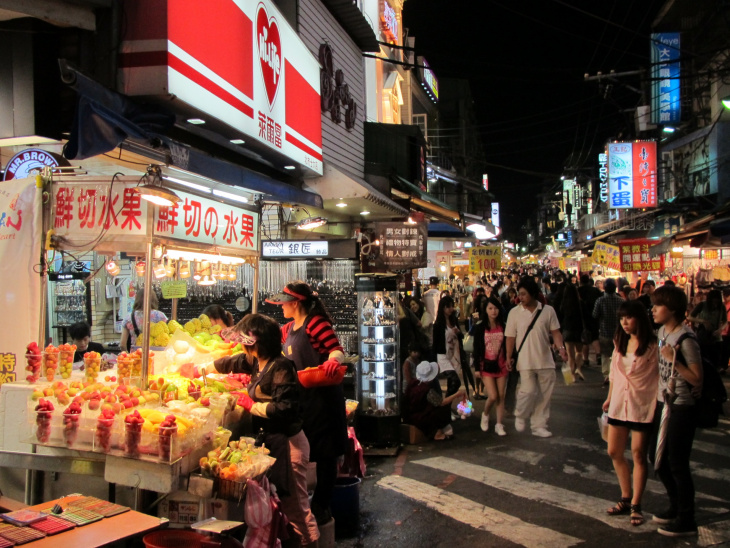 sự náo nhiệt về đêm của phố tapdong ở jeju