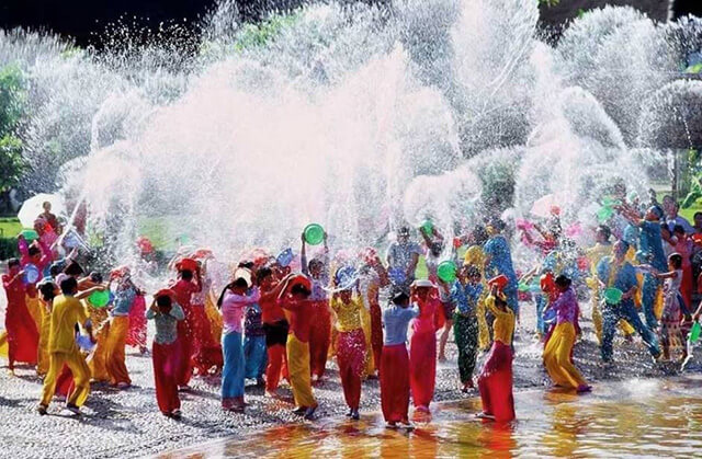 tham gia lễ hội té nước cầu may năm mới thái lan