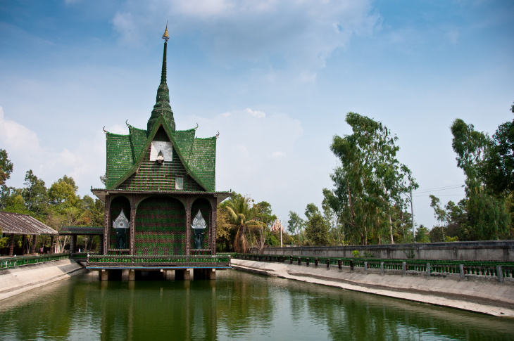 Khám phá ngôi đền Wat Pa Maha Chedi Kaew được làm bằng chai ở Thái Lan