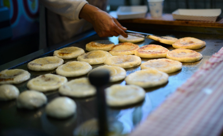 tiệm bánh rán bình dân ngon ngất ngây tại chợ namdaemun