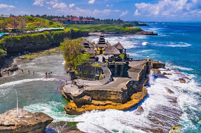 Khám phá ngôi đền linh thiêng Tanah Lot ở Bali