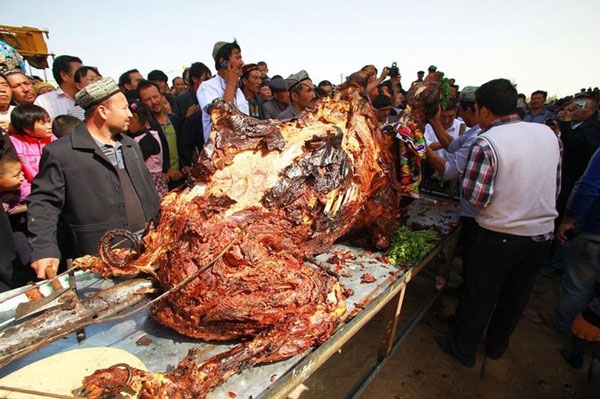 lạc đà nhồi thịt – món ăn đặc trưng nhất ở dubai