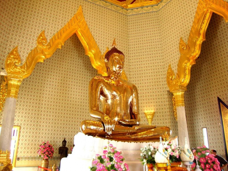 chùa phật vàng – ngôi chùa linh thiêng nhất trong tour thái lan
