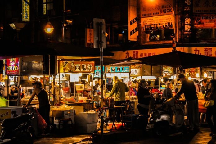 khám phá các khu chợ đêm nổi tiếng khi đi tour du lịch đài loan