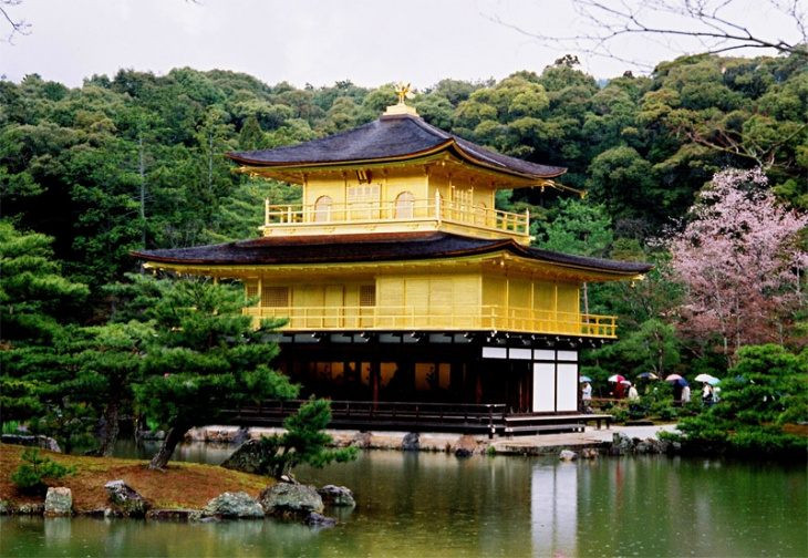 ngỡ ngàng với ngôi chùa kanauji được dát bằng vàng ở nhật bản