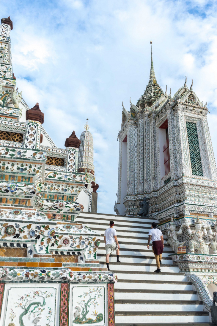 cận cảnh ngôi chùa wat arun cổ kính nhất của bangkok, thái lan