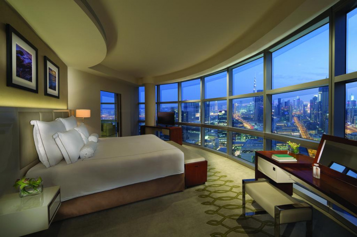 tận hưởng một đêm ở khách sạn jumeirah emirates towers khi đi tour dubai