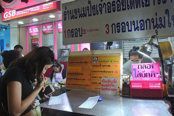 Tiệm bánh mì vỉa hè hấp dẫn luôn đông khách ở Bangkok, Thái Lan