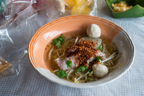 Khám phá ẩm thực chợ nổi Tha Kha tại Thái Lan