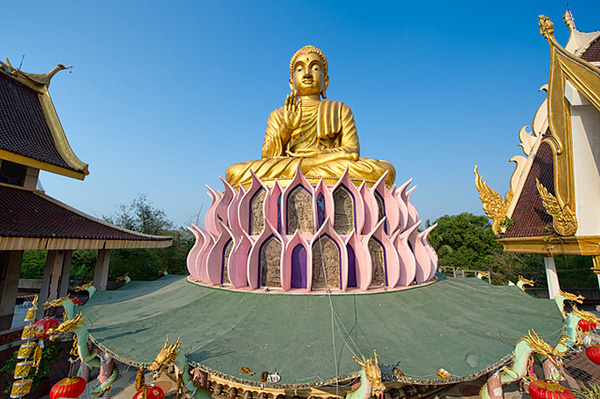 Khám phá kiến trúc độc đáo của Đền Wat Samphran ở Thái Lan