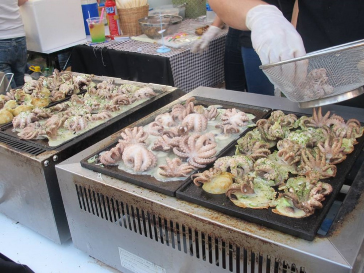 Bạch tuộc nguyên con - món ăn mới lạ ở Thái Lan