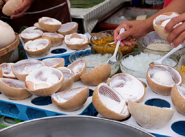 Món kem dừa mát lạnh và thơm ngon ở Thái Lan
