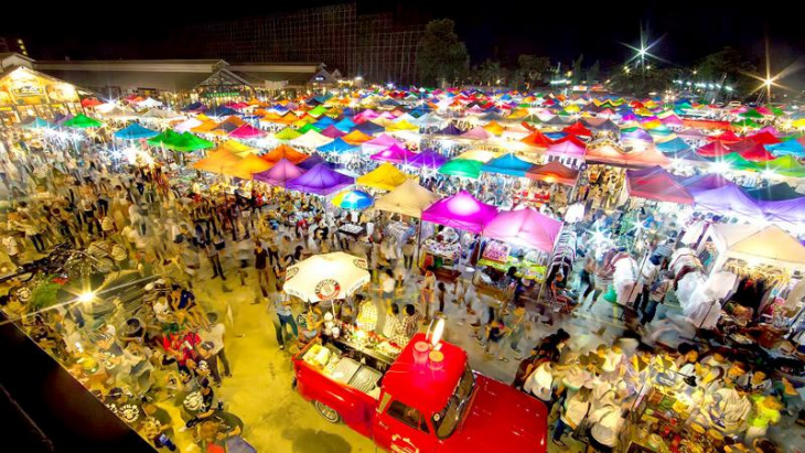 Khám phá Chợ đêm Rot Fai rộng lớn và độc đáo tại Thái Lan