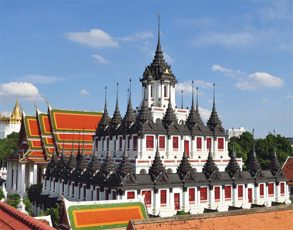 Đừng quên xin bùa hộ mệnh khi đến chùa Ratchanaddaram Thái Lan