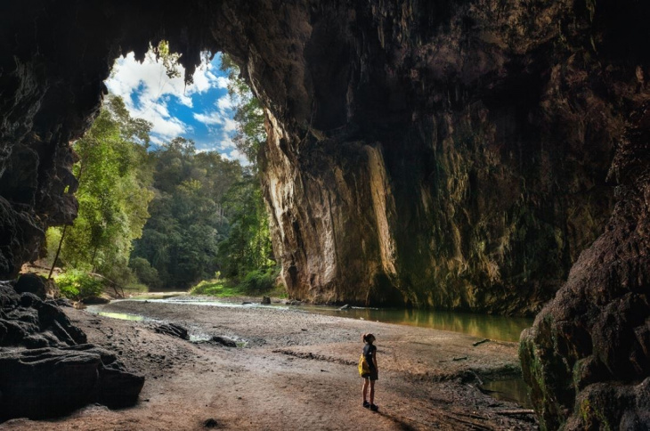 Đắm chìm trong vẻ đẹp kỳ vỹ của hang động Tham Lod tại Thái Lan
