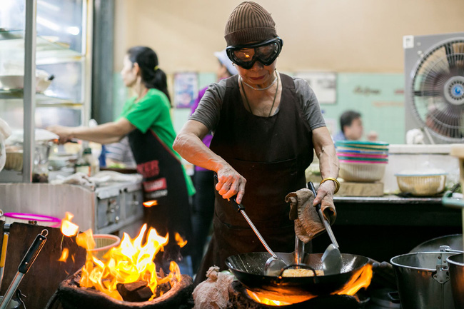 Du lịch Thái Lan đừng quên ghé đến quán ăn đường phố Raan Jay Fai