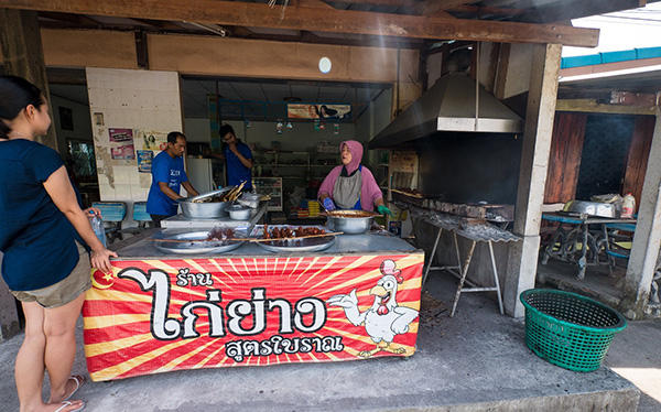 Món Thịt gà xiên nướng phủ nước cốt dừa hấp dẫn ở Thái Lan