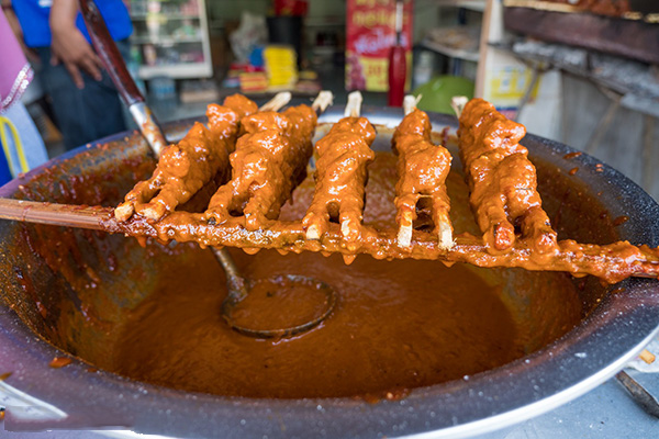 ẩm thực, thái lan, món thịt gà xiên nướng phủ nước cốt dừa hấp dẫn ở thái lan