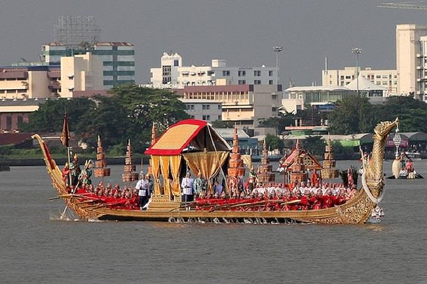 Xem lễ hội rước thuyền hoa Hoàng gia hoành tráng ở Thái Lan