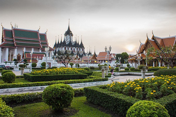 Khám phá vẻ đẹp của chùa Wat Ratchanaddaram khi du lịch Thái Lan