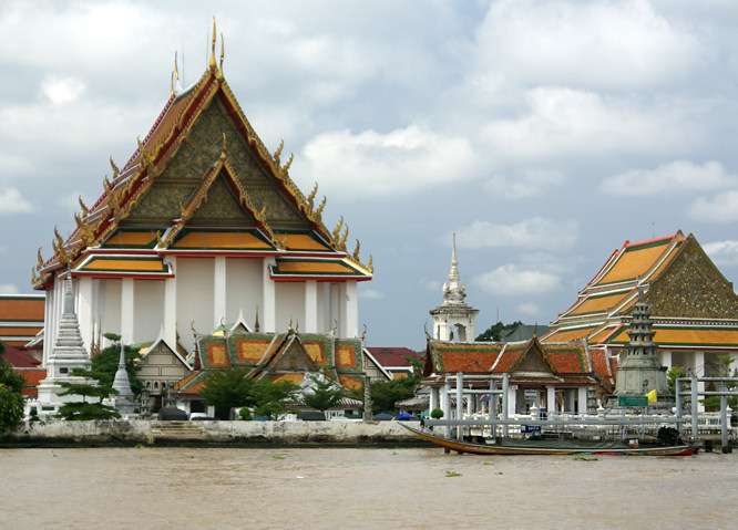 Du lịch Thái Lan đến thăm viếng chùa Wat Rakhang