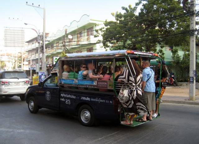 Du lịch Thái Lan đáng để du khách trải nghiệm đi xe Songthaew