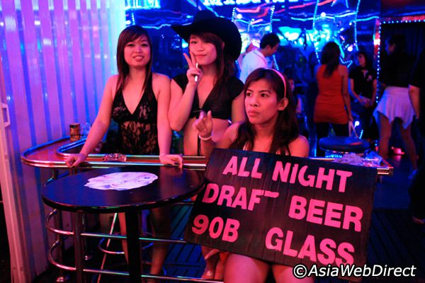 Phố đèn đỏ Soi Cowboy ở Bangkok