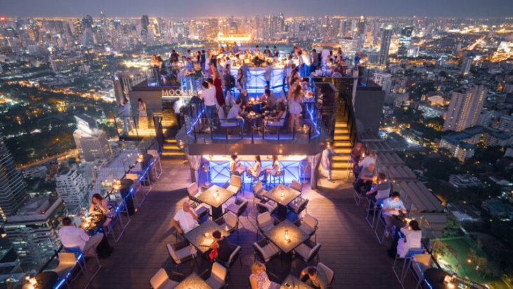 vertigo & moon bar ở banyan tree hotel – rooftop bar tầng 61