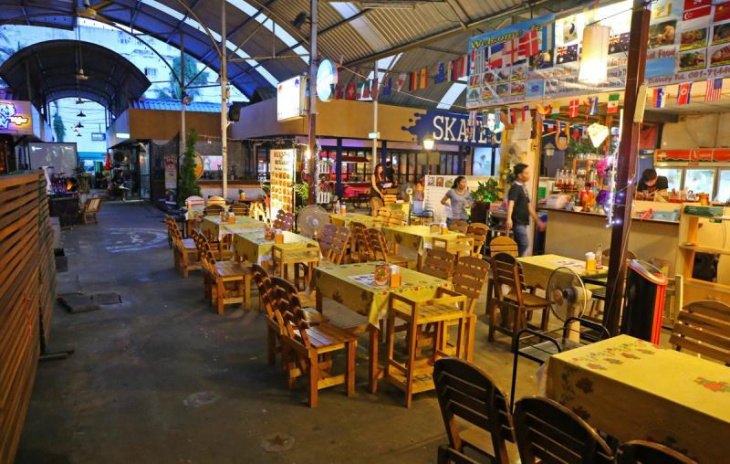 coco walk ở bangkok – khu ăn uống ở trạm bts ratchathewi