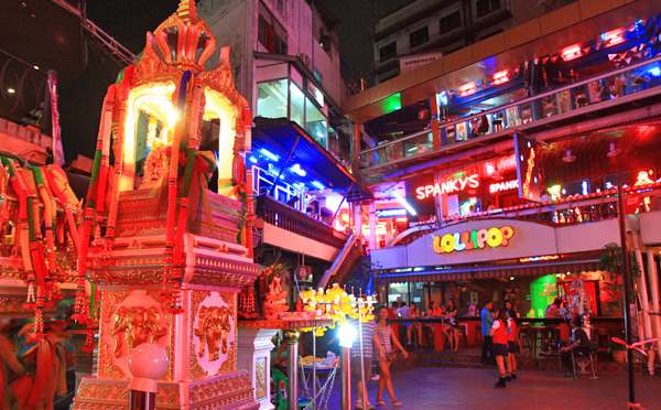 Phố đèn đỏ Nana Plaza ở Bangkok