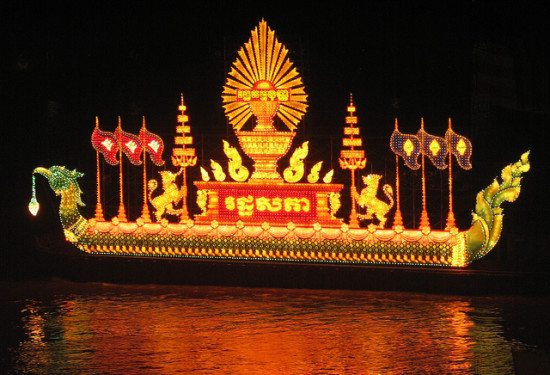Tham gia lễ hội nước Bon Om Touk đặc sắc của Campuchia