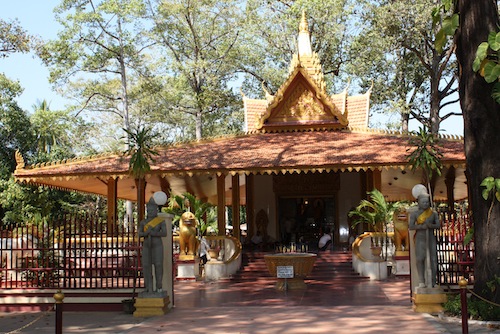 Thăm viếng ngôi đền may mắn tại Campuchia