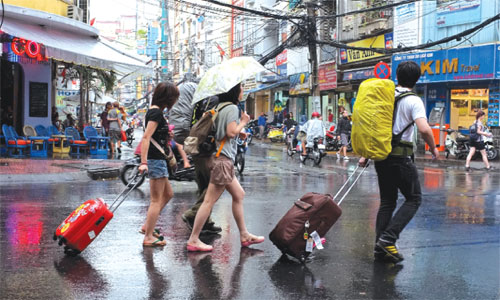 Khi đi du lịch mùa mưa bão, du khách cần tránh điều gì?