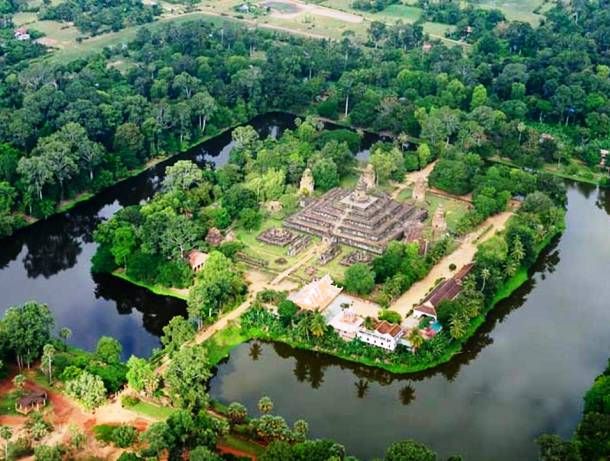 Khám phá vẻ đẹp kiến trúc cổ kính của Đền Bakong tại Campuchia