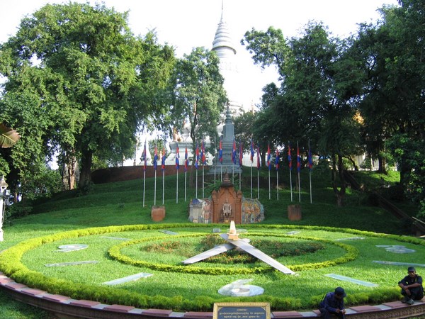 Du lịch Campuchia viếng thăm Chùa Ounalum (Wat Ounalom)