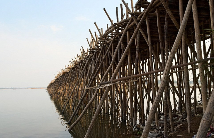 Độc đáo cây cầu làm từ 50.000 khúc tre ở Campuchia