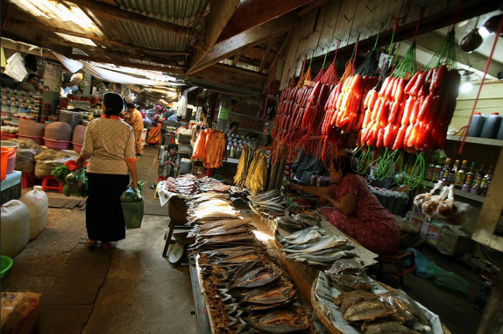 Các gian hàng hấp dẫn trong Chợ Kampot tại Campuchia