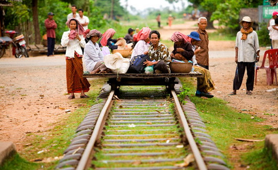 Trải nghiệm đi tàu tre trong chuyến du lịch Campuchia